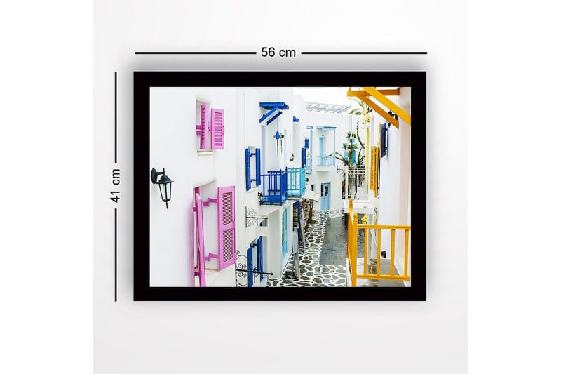 Indrammet lærredstryk i træ - 41x56 cm - Farverig gade med hvide huse og farverige skodder - Lyserød / Blå / Gul - Boligtilbehør - Billeder & kunst