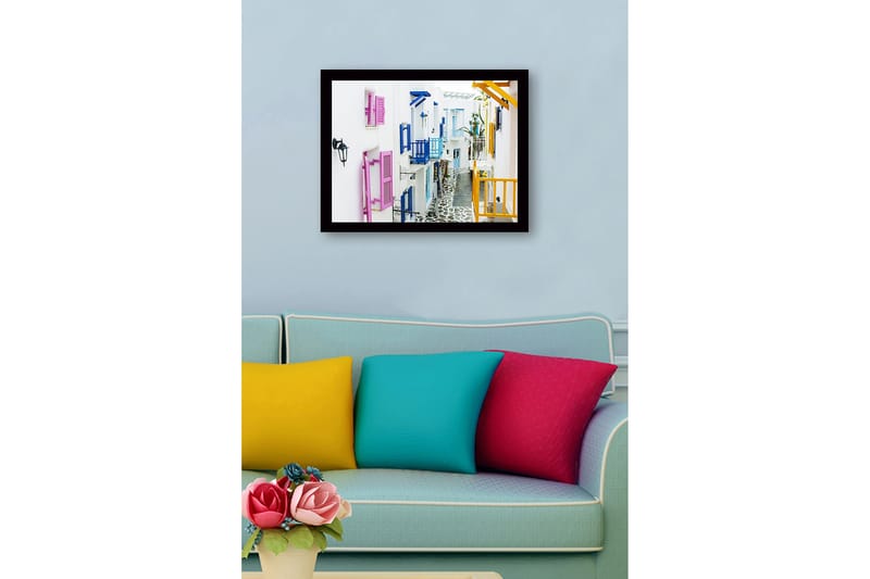 Indrammet lærredstryk i træ - 41x56 cm - Farverig gade med hvide huse og farverige skodder - Lyserød / Blå / Gul - Boligtilbehør - Billeder & kunst