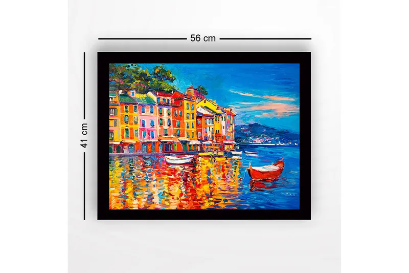 Indrammet lærredstryk i træ - 41x56 cm - Farverig havn med pastelfarvede bygninger og både - Blå / Orange / Gul - Boligtilbehør - Billeder & kunst