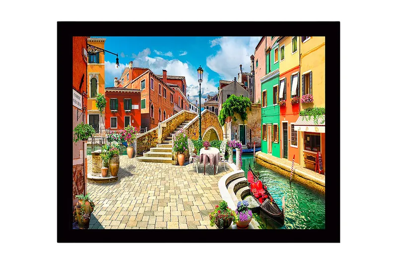 Indrammet lærredstryk i træ - 41x56 cm - Farverig kanal med maleriske huse og blomsterarrangementer, Rød / Grøn / Blå
