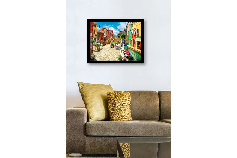 Indrammet lærredstryk i træ - 41x56 cm - Farverig kanal med maleriske huse og blomsterarrangementer - Rød / Grøn / Blå - Boligtilbehør - Billeder & kunst