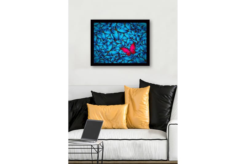 Indrammet lærredstryk i træ - 41x56 cm - Farverig samling af sommerfugle med en fremtrædende lyserød sommerfugl - Blå / Lyserød - Boligtilbehør - Billeder & kunst