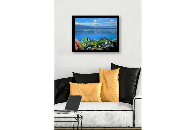 Indrammet lærredstryk i træ - 41x56 cm - Farverig undervandsscene med svømmende fisk og koralrev - Blå / Grøn / Gul - Boligtilbehør - Billeder & kunst