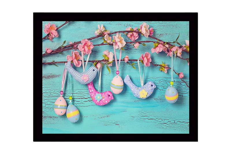 Indrammet lærredstryk i træ - 41x56 cm - Farverig påskepynt hængende på en gren med blomster - Lyseblå / Pink / Gul - Boligtilbehør - Billeder & kunst
