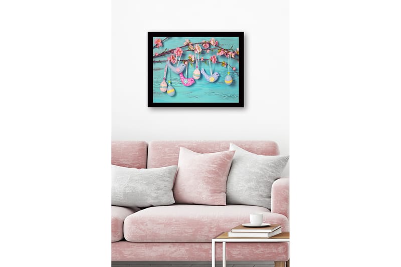 Indrammet lærredstryk i træ - 41x56 cm - Farverig påskepynt hængende på en gren med blomster - Lyseblå / Pink / Gul - Boligtilbehør - Billeder & kunst