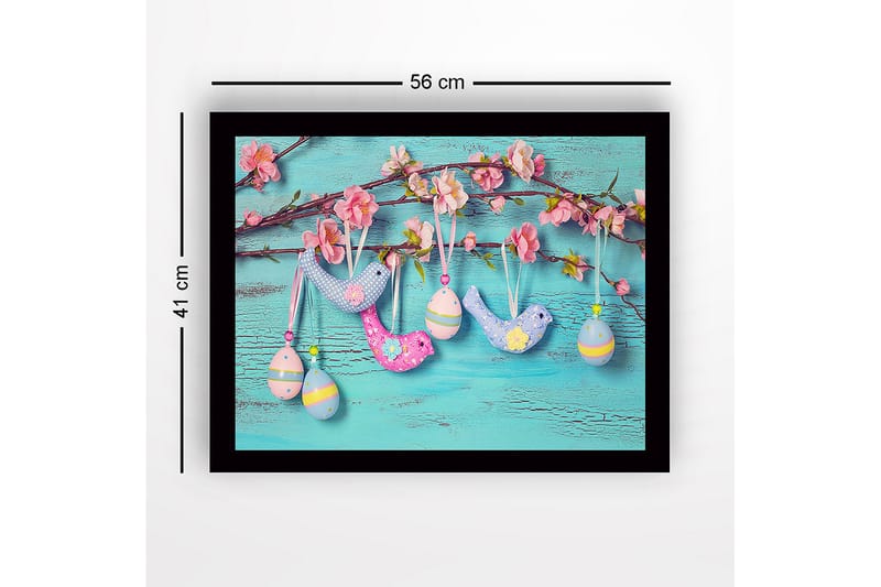 Indrammet lærredstryk i træ - 41x56 cm - Farverig påskepynt hængende på en gren med blomster - Lyseblå / Pink / Gul - Boligtilbehør - Billeder & kunst