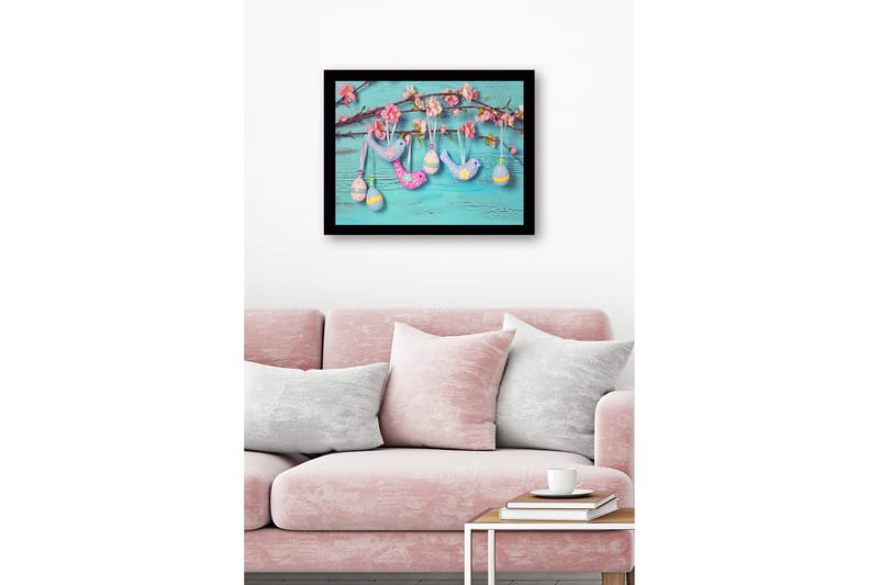 Indrammet lærredstryk i træ - 41x56 cm - Farverig påskepynt hængende på en gren med blomster - Lyseblå / Pink / Gul - Boligtilbehør - Billeder & kunst