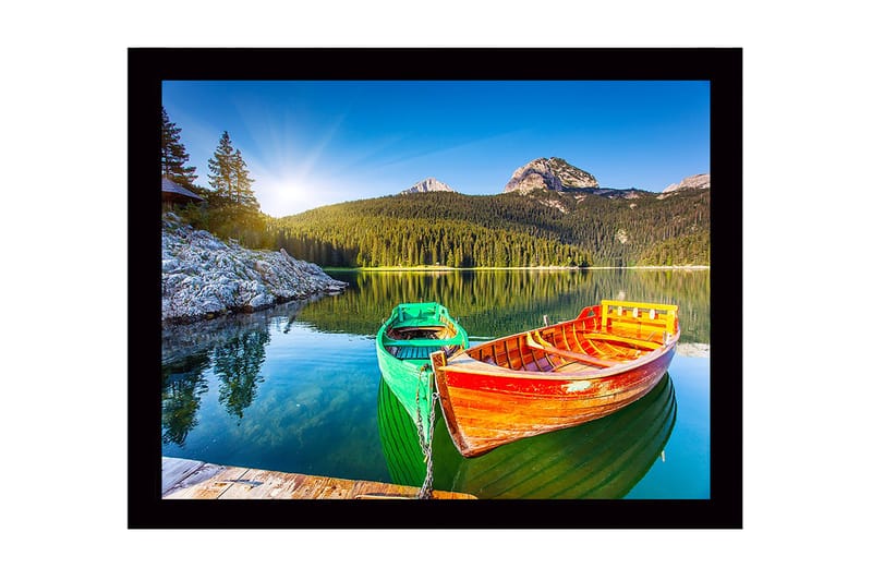 Indrammet lærredstryk i træ - 41x56 cm - Farverige både på en spejlblank sø med omkringliggende bjerge og skov, Grøn / Orange / Blå