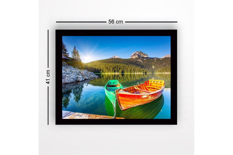 Indrammet lærredstryk i træ - 41x56 cm - Farverige både på en spejlblank sø med omkringliggende bjerge og skov - Grøn / Orange / Blå - Boligtilbehør - Billeder & kunst