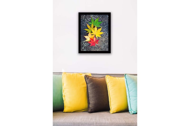 Indrammet lærredstryk i træ - 41x56 cm - Farverige efterårsblade på en træoverflade - Grøn / Gul / Rød - Boligtilbehør - Billeder & kunst