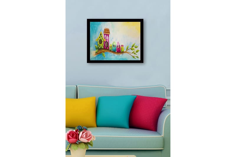 Indrammet lærredstryk i træ - 41x56 cm - Farverige fugle på en gren med fuglehuse i baggrunden - Grøn / Lyserød / Blå - Boligtilbehør - Billeder & kunst