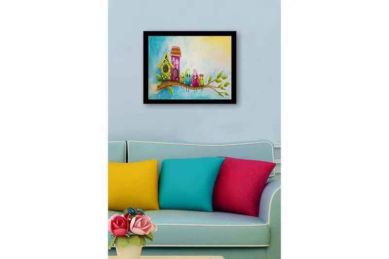 Indrammet lærredstryk i træ - 41x56 cm - Farverige fugle på en gren med fuglehuse i baggrunden - Grøn / Lyserød / Blå - Boligtilbehør - Billeder & kunst