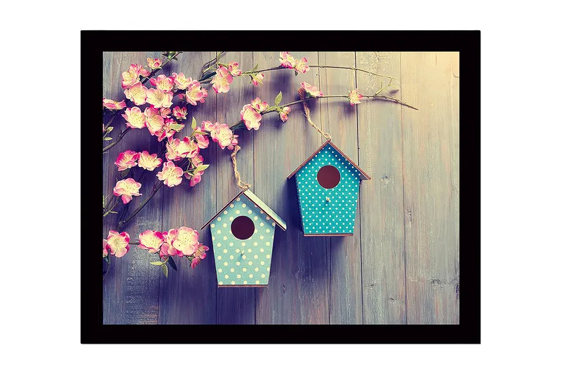 Indrammet lærredstryk i træ - 41x56 cm - Farverige fuglehuse hængende blandt blomster, Lyserød / Turkis