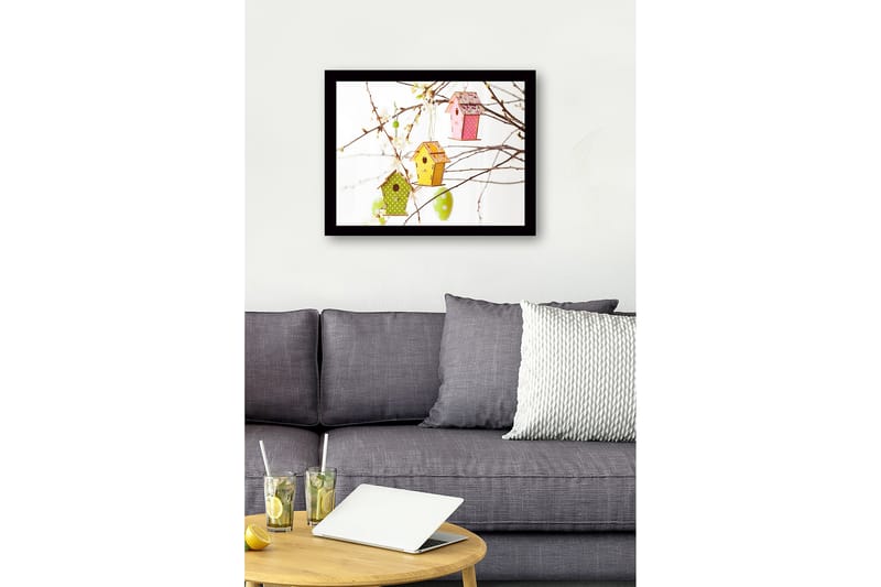 Indrammet lærredstryk i træ - 41x56 cm - Farverige fuglehuse hængende i blomstrende grene - Grøn / Lyserød / Gul - Boligtilbehør - Billeder & kunst