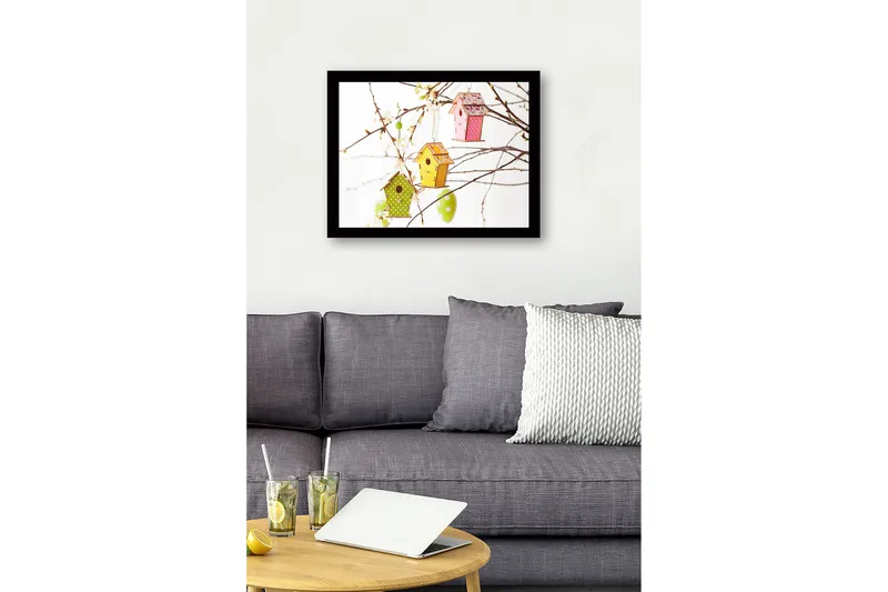 Indrammet lærredstryk i træ - 41x56 cm - Farverige fuglehuse hængende i blomstrende grene - Grøn / Lyserød / Gul - Boligtilbehør - Billeder & kunst
