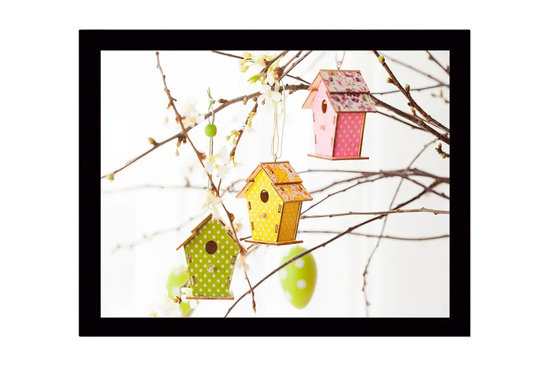 Indrammet lærredstryk i træ - 41x56 cm - Farverige fuglehuse hængende i blomstrende grene, Grøn / Lyserød / Gul
