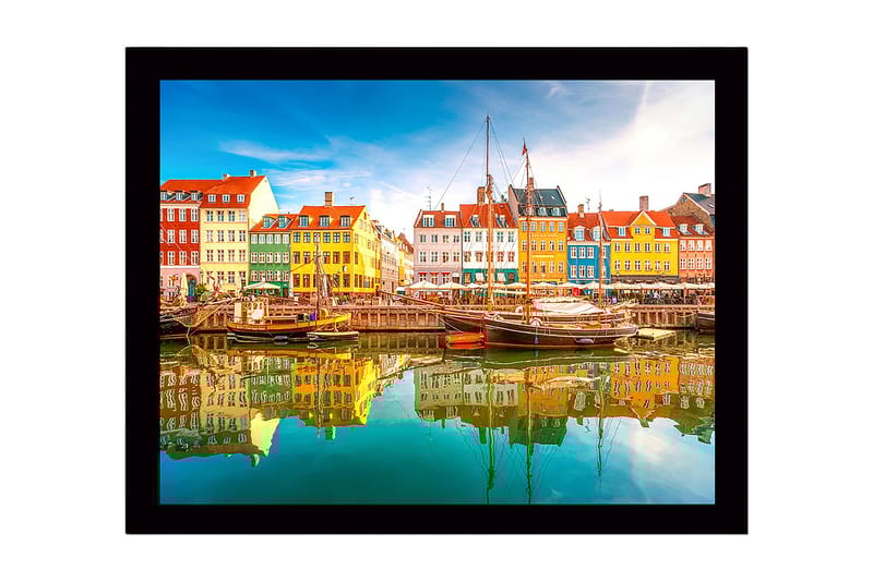 Indrammet lærredstryk i træ - 41x56 cm - Farverige huse ved en havn med både spejlet i vandet - Gul / Grøn / Blå - Boligtilbehør - Billeder & kunst