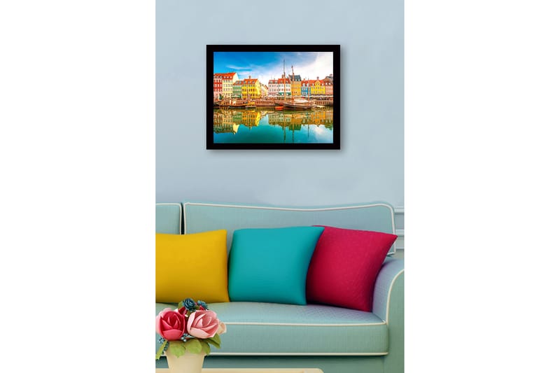 Indrammet lærredstryk i træ - 41x56 cm - Farverige huse ved en havn med både spejlet i vandet - Gul / Grøn / Blå - Boligtilbehør - Billeder & kunst