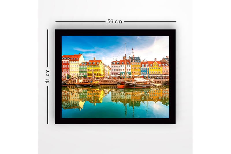 Indrammet lærredstryk i træ - 41x56 cm - Farverige huse ved en havn med både spejlet i vandet - Gul / Grøn / Blå - Boligtilbehør - Billeder & kunst