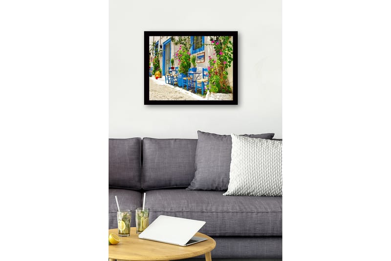 Indrammet lærredstryk i træ - 41x56 cm - Farverigt udendørs spiseområde med blå stole og blomstrende planter - Blå / Grøn / Lyserød - Boligtilbehør - Billeder & kunst