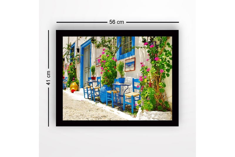 Indrammet lærredstryk i træ - 41x56 cm - Farverigt udendørs spiseområde med blå stole og blomstrende planter - Blå / Grøn / Lyserød - Boligtilbehør - Billeder & kunst