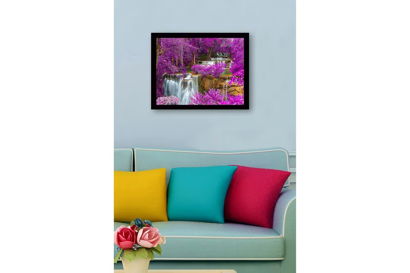 Indrammet lærredstryk i træ - 41x56 cm - Farverigt vandfald omgivet af lilla blomster og grønt - Lilla / Grøn / Blå - Boligtilbehør - Billeder & kunst