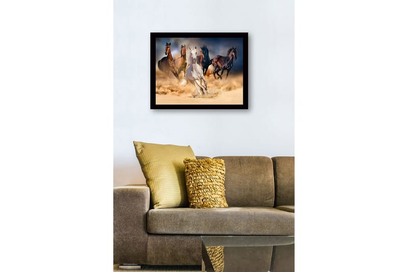 Indrammet lærredstryk i træ - 41x56 cm - Fem heste galoperer gennem en sandstorm - Hvid / Brun / Sort - Boligtilbehør - Billeder & kunst