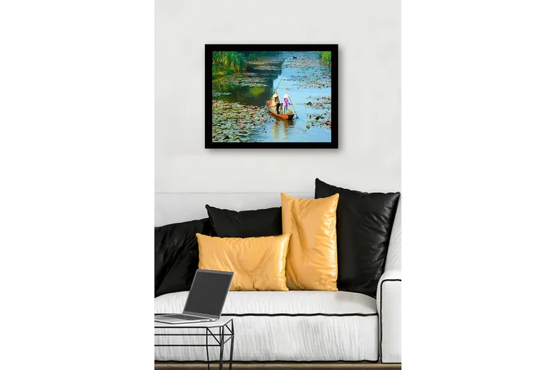 Indrammet lærredstryk i træ - 41x56 cm - Fisker i en båd omgivet af åkander - Grøn / Lyserød / Blå - Boligtilbehør - Billeder & kunst