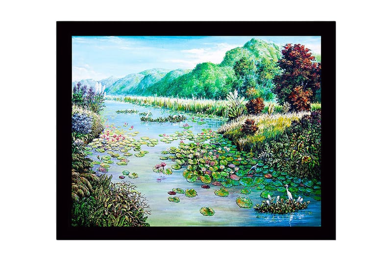 Indrammet lærredstryk i træ - 41x56 cm - Fredfyldt sølandskab med åkander og omgivende grønne områder, Grøn / Blå / Lyserød