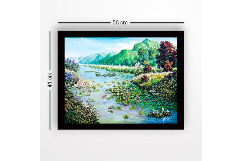 Indrammet lærredstryk i træ - 41x56 cm - Fredfyldt sølandskab med åkander og omgivende grønne områder - Grøn / Blå / Lyserød - Boligtilbehør - Billeder & kunst