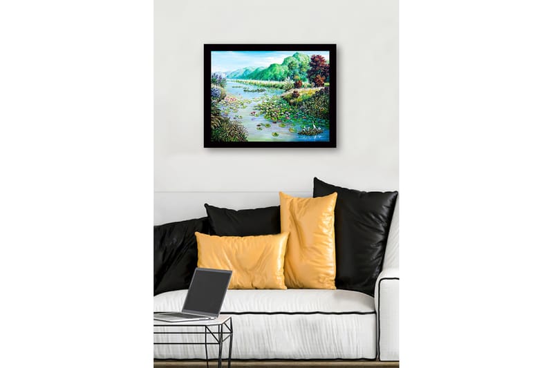 Indrammet lærredstryk i træ - 41x56 cm - Fredfyldt sølandskab med åkander og omgivende grønne områder - Grøn / Blå / Lyserød - Boligtilbehør - Billeder & kunst