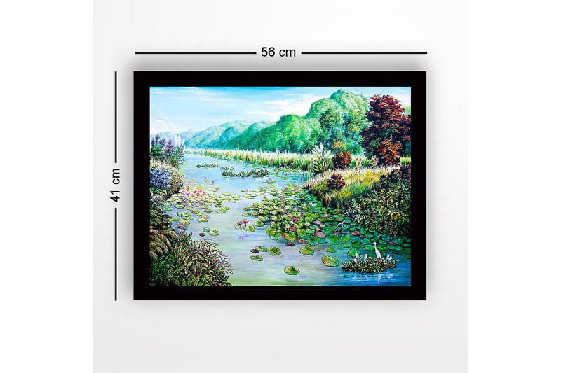 Indrammet lærredstryk i træ - 41x56 cm - Fredfyldt sølandskab med åkander og omgivende grønne områder - Grøn / Blå / Lyserød - Boligtilbehør - Billeder & kunst