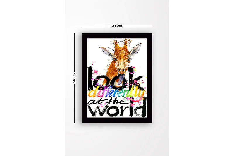 Indrammet lærredstryk i træ - 41x56 cm - Giraf med fremstående tunge og farverig tekst - Orange / Sort / Lyserød - Boligtilbehør - Billeder & kunst