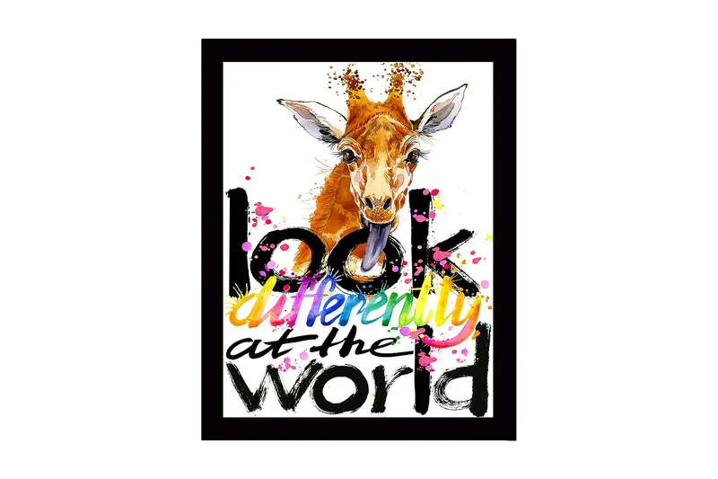 Indrammet lærredstryk i træ - 41x56 cm - Giraf med fremstående tunge og farverig tekst, Orange / Sort / Lyserød