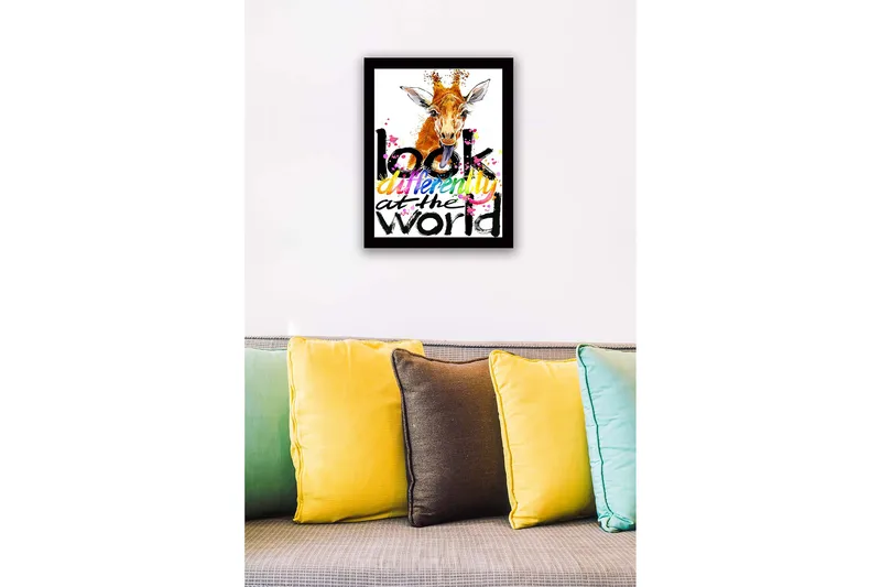 Indrammet lærredstryk i træ - 41x56 cm - Giraf med fremstående tunge og farverig tekst - Orange / Sort / Lyserød - Boligtilbehør - Billeder & kunst