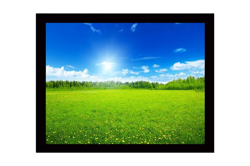 Indrammet lærredstryk i træ - 41x56 cm - Grøn eng under en klar blå himmel med hvide skyer, Grøn / Blå / Hvid