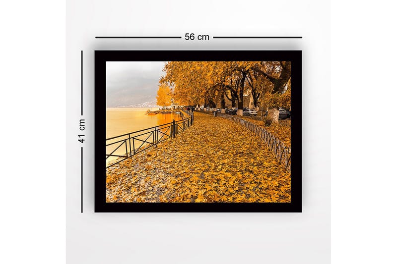 Indrammet lærredstryk i træ - 41x56 cm - Gyldent efterårslandskab ved en sø med blade på jorden - Gyldenorange / Mørkegul / Grå - Boligtilbehør - Billeder & kunst