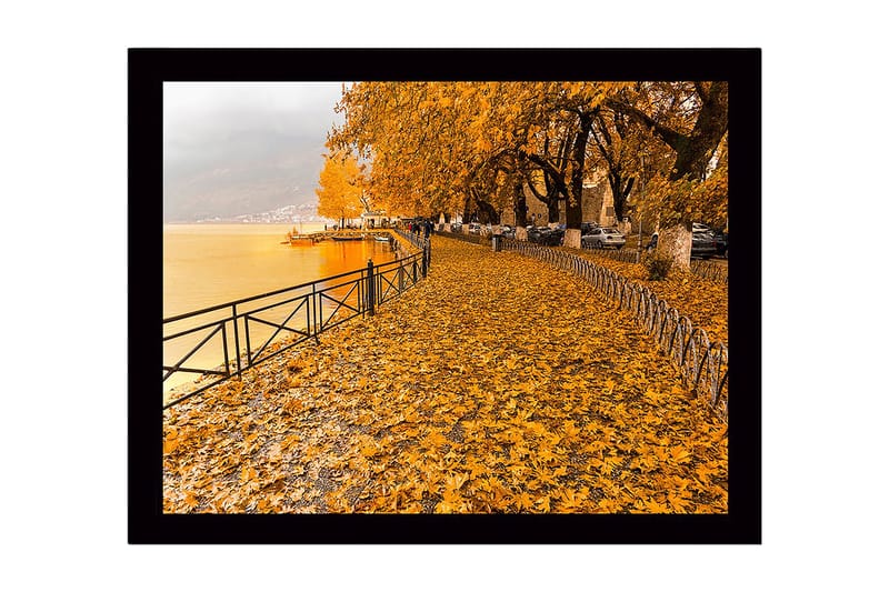 Indrammet lærredstryk i træ - 41x56 cm - Gyldent efterårslandskab ved en sø med blade på jorden, Gyldenorange / Mørkegul / Grå