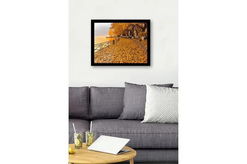 Indrammet lærredstryk i træ - 41x56 cm - Gyldent efterårslandskab ved en sø med blade på jorden - Gyldenorange / Mørkegul / Grå - Boligtilbehør - Billeder & kunst