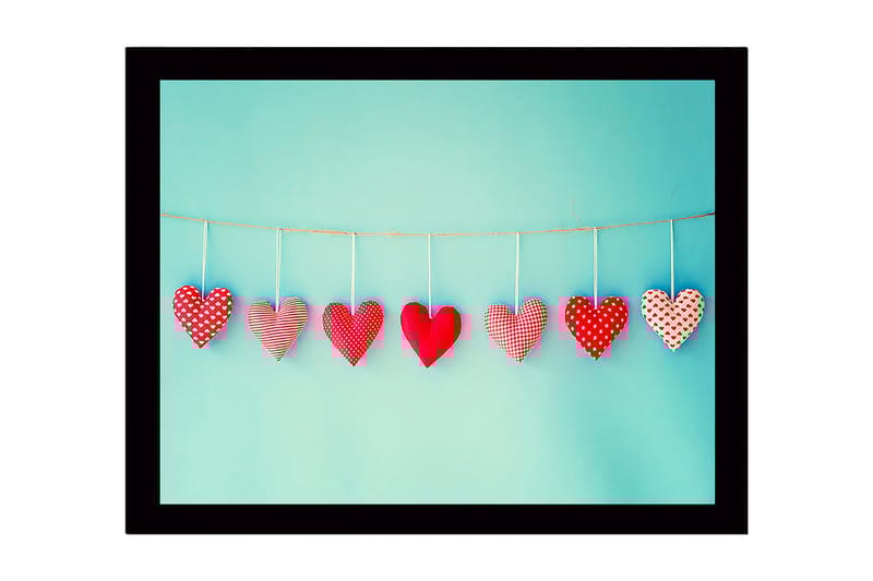 Indrammet lærredstryk i træ - 41x56 cm - Hængende hjerter i forskellige mønstre og nuancer af rødt, Rød / Lyseblå