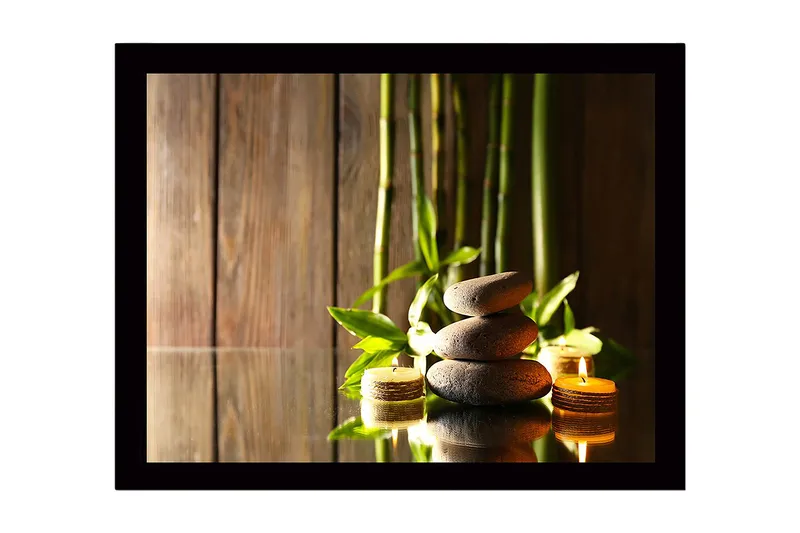 Indrammet lærredstryk i træ - 41x56 cm - Harmonisk komposition af sten og bambus med stearinlyslanterner, Grå / Grøn / Beige
