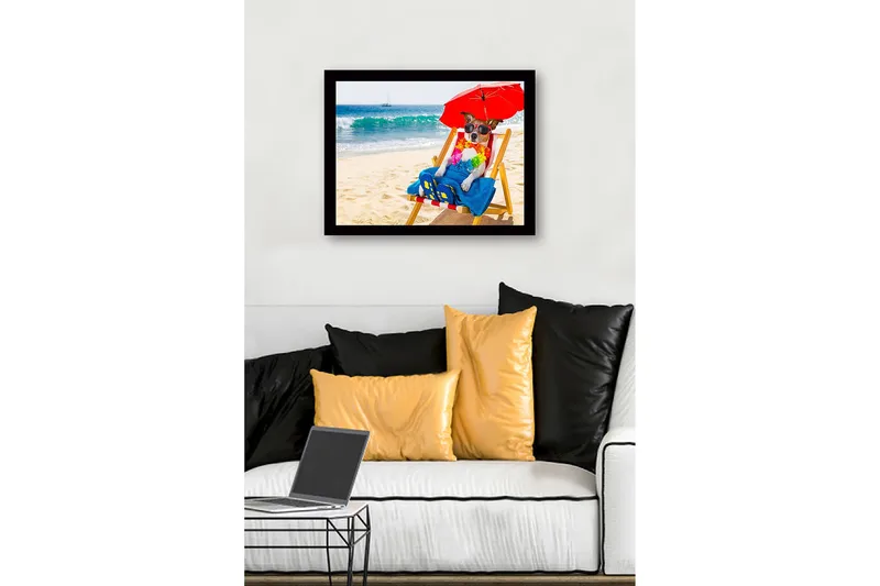 Indrammet lærredstryk i træ - 41x56 cm - Hund slapper af på stranden i en liggestol med solbriller og parasol - Rød / Blå / Gul - Boligtilbehør - Billeder & kunst