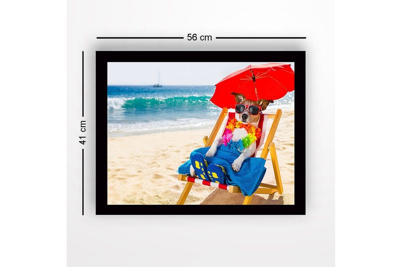 Indrammet lærredstryk i træ - 41x56 cm - Hund slapper af på stranden i en liggestol med solbriller og parasol - Rød / Blå / Gul - Boligtilbehør - Billeder & kunst