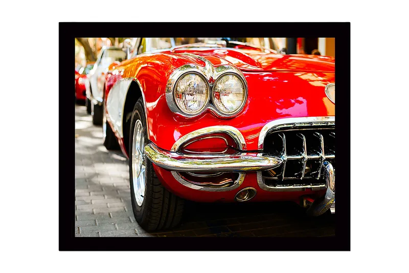 Indrammet lærredstryk i træ - 41x56 cm - Klassisk rød sportsvogn med skinnende kromdetaljer, Rød / Krom / Sort