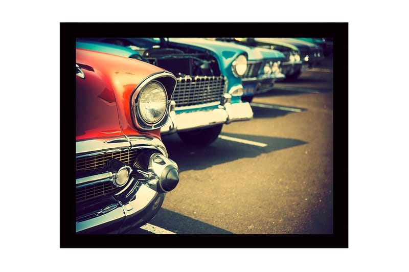Indrammet lærredstryk i træ - 41x56 cm - Klassiske biler på række med fokus på en rød bil i forgrunden, Rød / Blå / Sølv