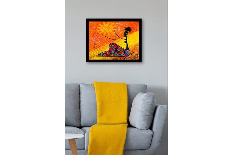 Indrammet lærredstryk i træ - 41x56 cm - Kvinde holder en sol med farverige mønstre - Orange / Sort / Gul - Boligtilbehør - Billeder & kunst