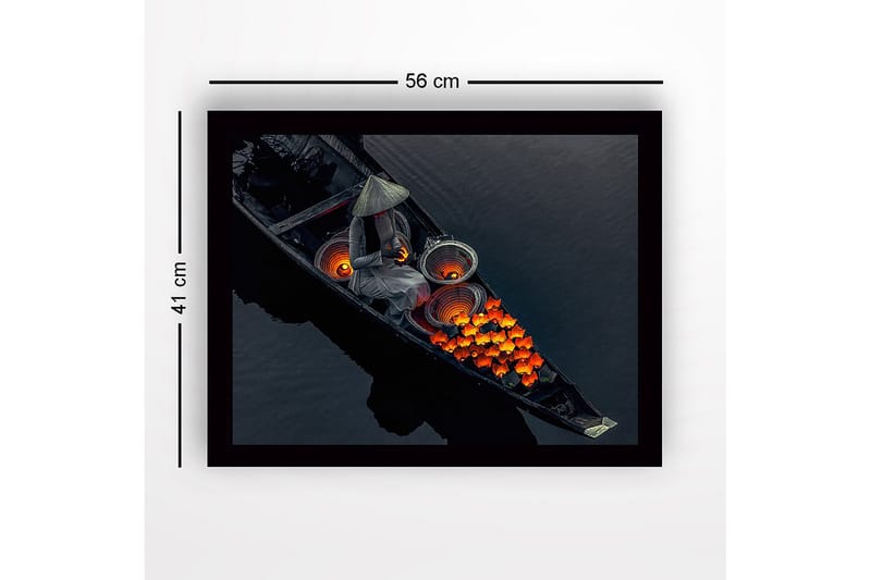 Indrammet lærredstryk i træ - 41x56 cm - Kvinde i båd med lanterner og blomster i klare farver - Orange / Sort / Grå - Boligtilbehør - Billeder & kunst