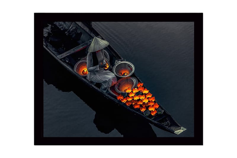 Indrammet lærredstryk i træ - 41x56 cm - Kvinde i båd med lanterner og blomster i klare farver, Orange / Sort / Grå