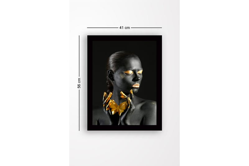 Indrammet lærredstryk i træ - 41x56 cm - Kvinde klædt i sort med gyldne detaljer og geometrisk form i hænderne - Sort / Guld - Boligtilbehør - Billeder & kunst