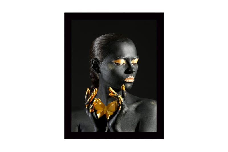 Indrammet lærredstryk i træ - 41x56 cm - Kvinde klædt i sort med gyldne detaljer og geometrisk form i hænderne, Sort / Guld